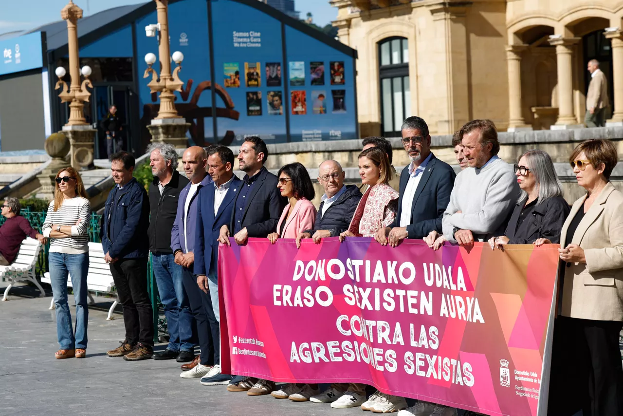 GRAFCAV3839. SAN SEBASTIÁN (ESPAÑA), 23/09/2025.- Concentración convocada por el Ayuntamiento de San Sebastián contra la agresión sexual sufrida el pasado viernes por una mujer en la capital guipuzcoana. EFE/Juan Herrero
