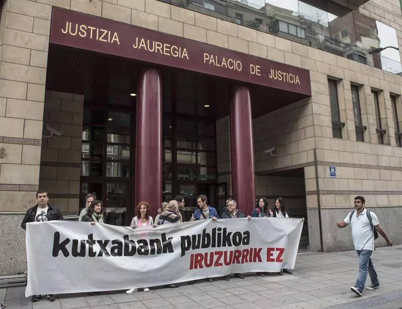 Kutxabank concentración elkarretaratzea Caso Cabieces. EFE