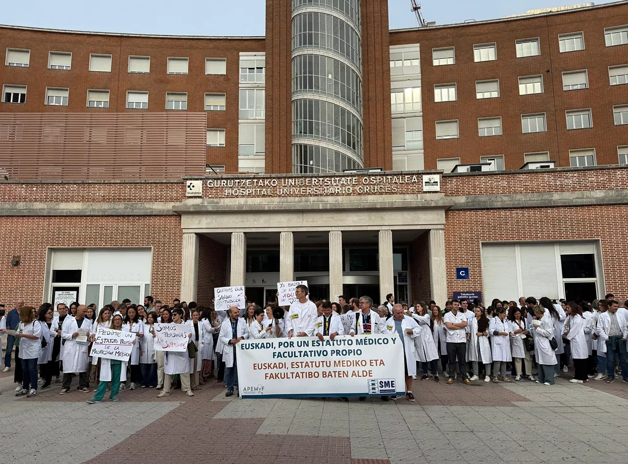 Médicos y facultativos se concentran ante el hospital de Cruces



EUROPA PRESS

03/10/2025