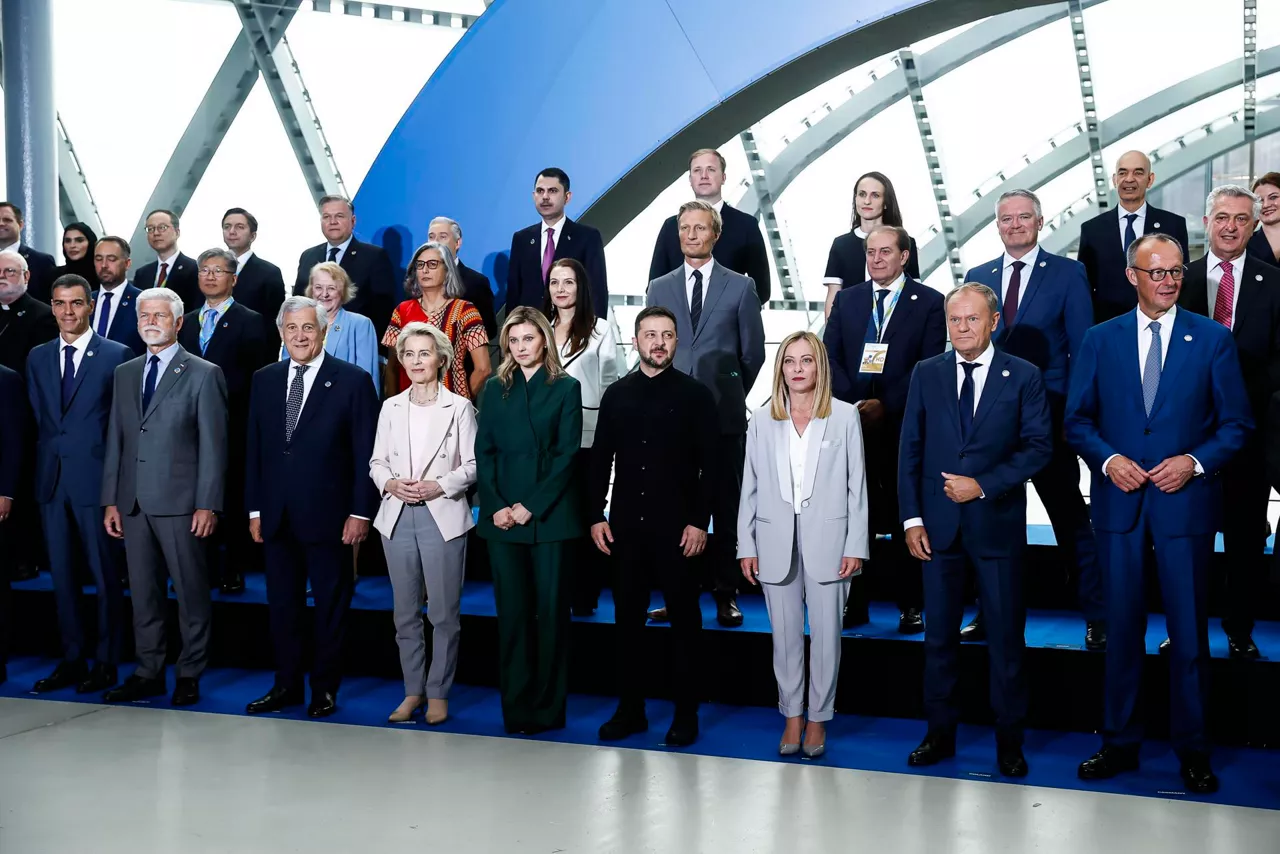 ROME (Italy), 10/07/2025.- (L-R) Spanish Prime Minister Pedro Sanchez, Czech President Petr Pavel, Italian Foreign Minister Antonio Tajani, EU Commission President Ursula von der Leyen, Ukrainian First Lady Olena Zelenska, Ukrainian President Volodymyr Zelensky, Italian Prime Minister Giorgia Meloni, Polish Prime Minister Donald Tusk and German Chancellor Friedrich Merz pose for a family photo during the Ukraine Recovery Conference 2025 in Rome, Italy, 10 July 2025. (Italia, Ucrania, Roma) EFE/EPA/ANGELO CARCONI
