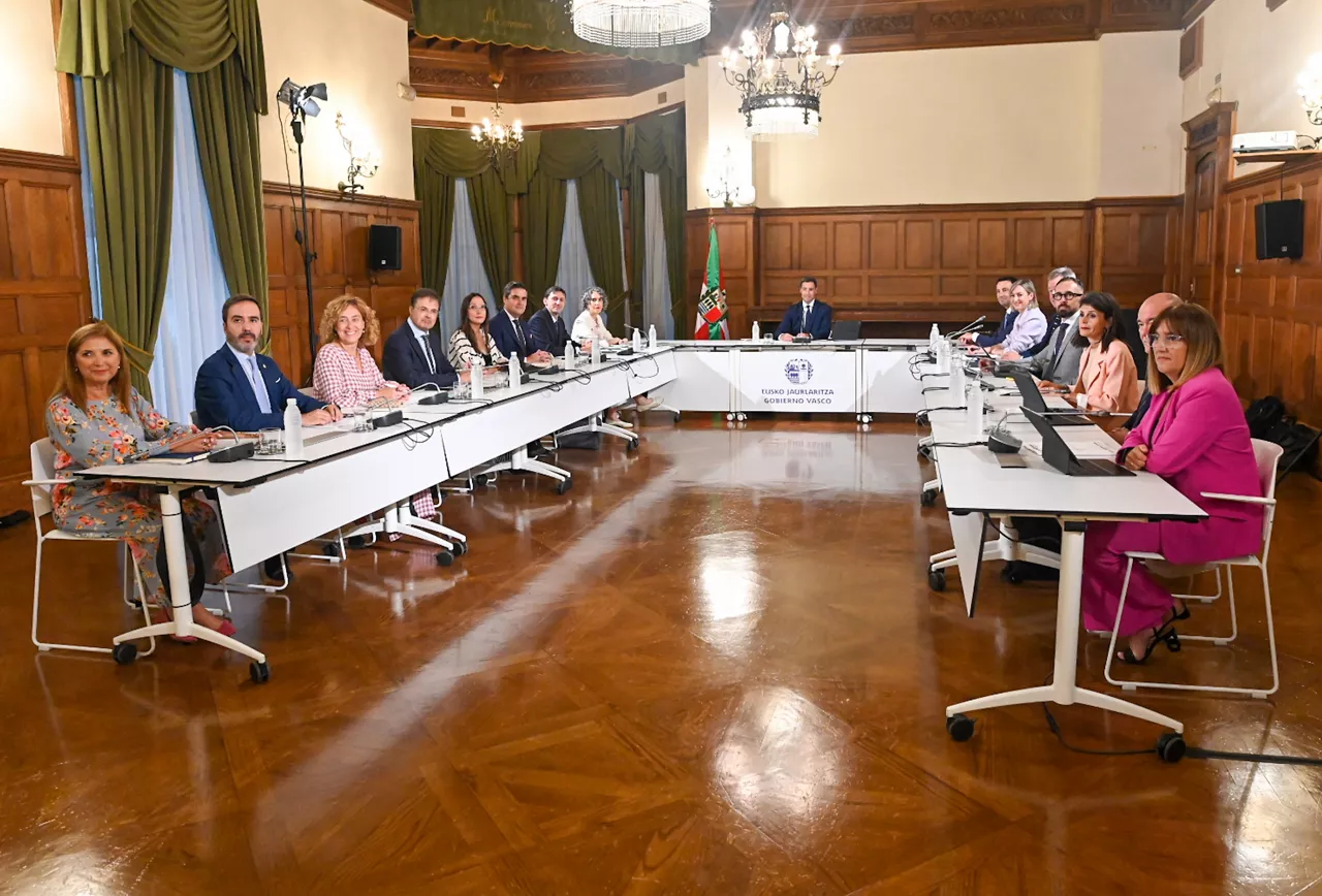 (Foto de ARCHIVO)

Imanol Pradales preside el Consejo del Gobierno Vasco para iniciar su año político, en el Palacio de Miramar, a 29 de agosto de 2024, en San Sebastián, Guipúzcoa, País Vasco (España). Con esta cita, el ejecutivo de coalición PNV-PSE-EE retoma su actividad, una vez finalizado el parón de agosto y tras una intensa agenda pública en julio. Tal como avanzan fuentes de Lehendakaritza, entre otras cuestiones, el lehendakari tiene previsto explicar a sus consejeros y consejeras los diversos "pactos de país" que ambiciona consensuar durante los próximos meses, entre los que se encuentran la firma de un código ético para el ejercicio de la política en Euskadi o un acuerdo para la mejora de Osakidetza.



Arnaitz Rubio / Europa Press

29/8/2024