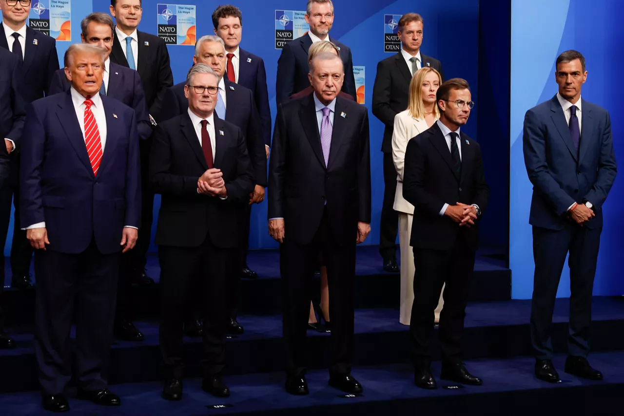 FOTODELDIA LA HAYA, 25/06/2025.- El presidente del Gobierno español, Pedro Sánchez (d); el presidente estadounidense, Donald Trump (i); el turco, Recep Tayyip Erdoğan (c); y la primera ministra italiana, Giorgia Meloni (3d), entre otros líderes, posan en la foto de familia de la cumbre de la OTAN que se celebra este miércoles en La Haya, Países Bajos. EFE/ J.J. Guillén
