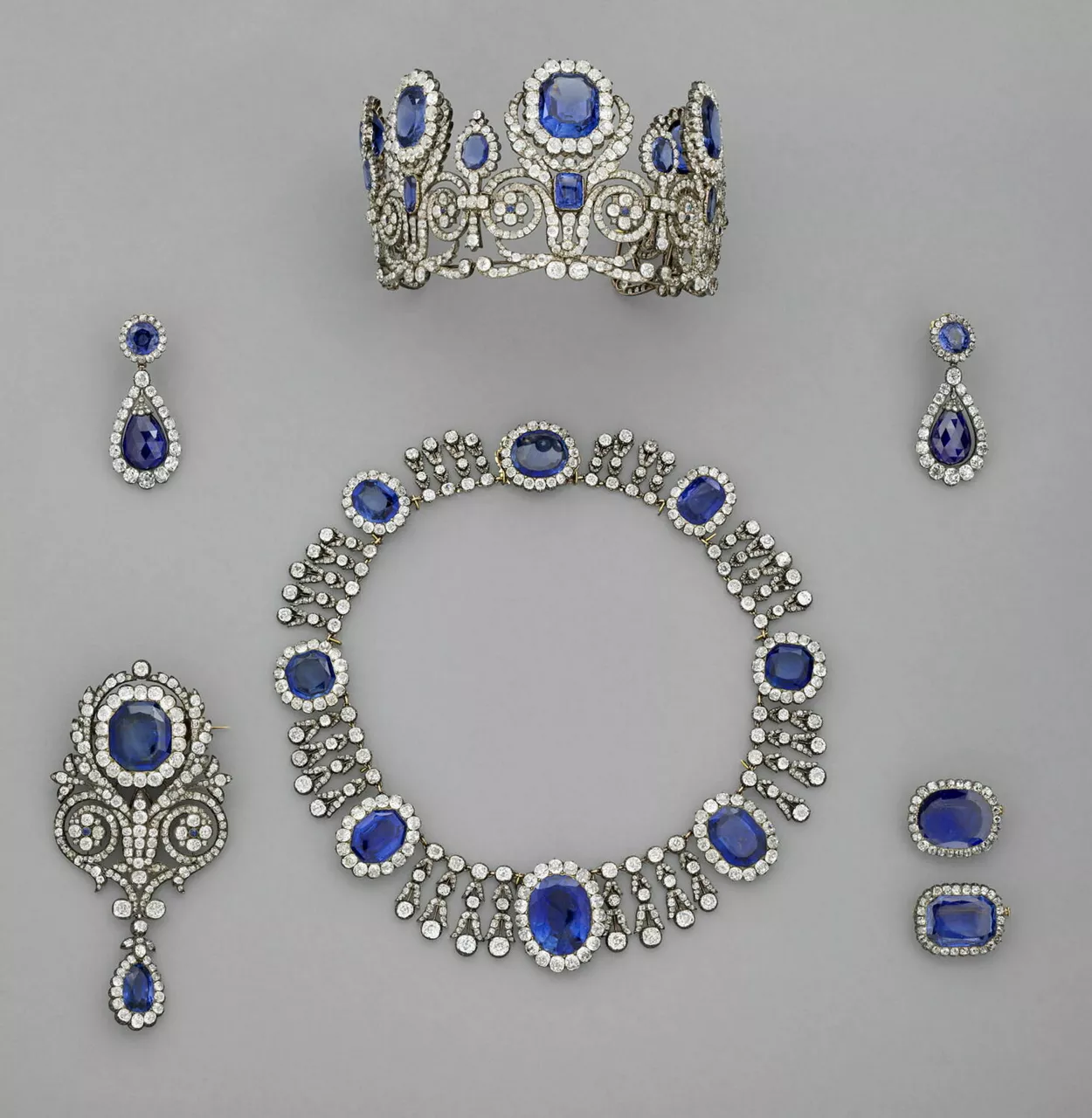 PARÍS (FRANCIA), 20/10/2025.- Imagen facilitada del juego formado por una diadema de la reina María Amelia y de la reina Hortensia, un collar del conjunto de zafiro de las mismas reinas y un pendiente de ese mismo conjunto sustraidos del Museo del Louvre, en París. EFE/ Département Des Objets D'art Du Musée Du Louvre SOLO USO EDITORIAL/SOLO DISPONIBLE PARA ILUSTRAR LA NOTICIA QUE ACOMPAÑA (CRÉDITO OBLIGATORIO)
