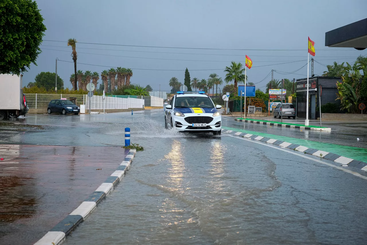A FOIA (ELX-ALICANTE), 09/10/2025.- Un coche de policía circula por una calle anegada por la lluvia en Foia, en Elx. La Agencia Estatal de Meteorología (Aemet) ha establecido para este viernes, desde las 10 de la mañana a la medianoche, el aviso rojo en el litoral sur de Alicante y norte de Murcia por lluvias que pueden acumular 60 litros por metro cuadrado en una hora y 180 litros por metro cuadrado en doce horas. EFE/ Pablo Miranzo
