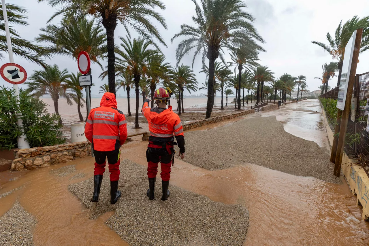 FOTODELDÍA LA MANGA (MURCIA), 10/10/2025.- Efectivos de Bomberos, Protección Civil y Guardia Civil desalojan a los vecinos del camping Villas Caravaning de La Manga (Murcia) debido a las intensas lluvias que están cayendo este viernes en la comarca de Cartagena. EFE/Marcial Guillén
