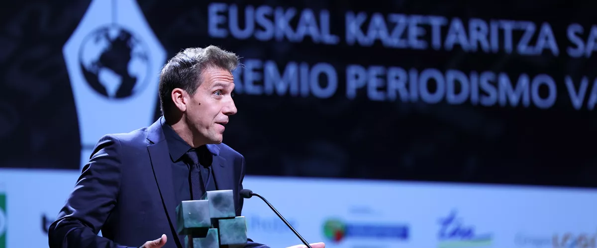 GRAFCAV6055. BILBAO, 05/11/2025.- El periodista Dani Álvarez agradece el premio en la celebración de los Premios Periodismo Vasco 2025 han reconocido este miércoles la labor profesional del periodista de EiTB Dani Álvarez, por la proyección de su trabajo, y la corresponsal de TVE Almudena Ariza, en la categoría de 'Libertad de Expresión'.También han recibido sus galardones, en el resto de categorías, Manu Álvarez ('Trayectoria Profesional'); Gorka Lejarcegi, Premio 'Juantxu Rodríguez' de fotoperiodismo; Durangoko Azoka, en el apartado de 'Personaje o Institución Social'; el colectivo de periodistas independientes 5W ('Periodismo Digital'), y el documental 'Natura Bizia' ('Comunicación Medioambiental'). EFE/Luis Tejido
