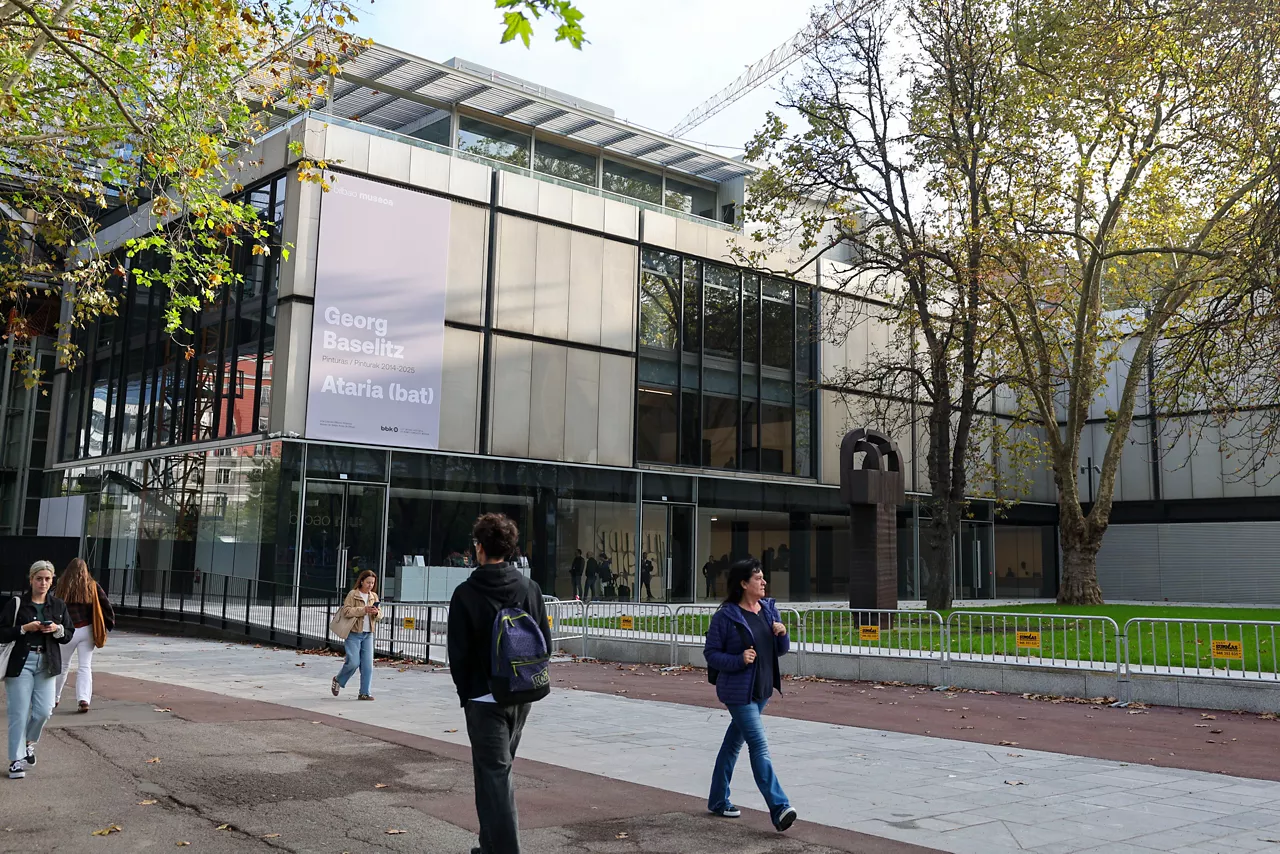 Reforma del Museo Bellas Artes de BIlbao, con la plaza Eudardo Chillida que acoge las obras el pintor alemán Georg Baselitz donde este lunes se ha presentado la exposición del pintor alemán con medio centenar de obras, con motivo de la reapertura del museo de Bellas Artes de Bilbao.