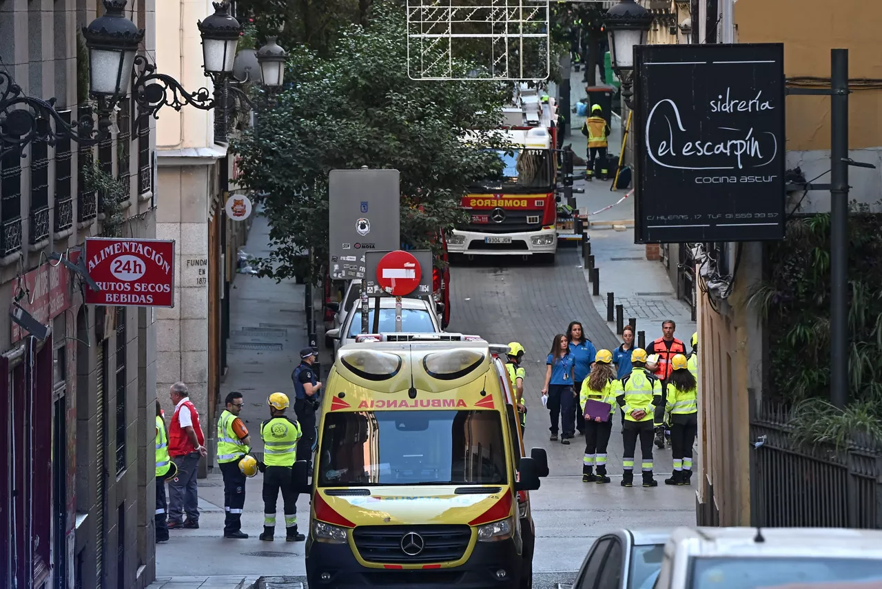 MADRID, 07/10/2025.- Inmediaciones del lugar en el que el derrumbe parcial de un edificio en pleno centro de Madrid, en una calle situada cerca de la plaza de Ópera, ha dejado por el momento tres trabajadores heridos -uno de ellos grave- y cuatro desaparecidos, a los que los servicios de emergencia siguen buscando. EFE/ Fernnado Villar
