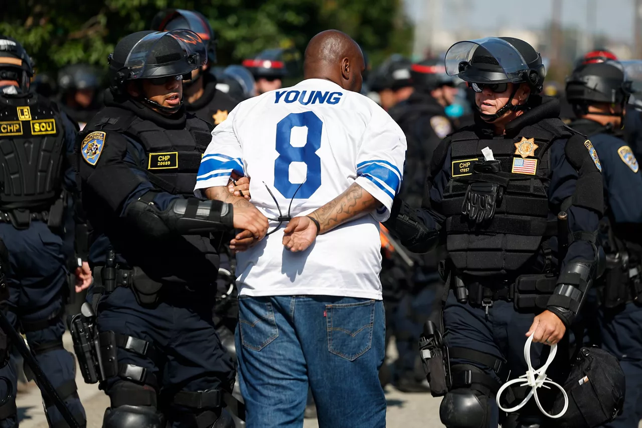 LOS ANGELES (USA), 11/06/2025.- California Highway Patrol (CHP) officers detain protesters in Los Angeles, California, USA, 10 June 2025. US President Donald Trump has deployed 2,000 National Guard troops, despite not receiving a request from the state of California for any additional assistance, following large protests against ongoing immigration enforcement raids in the Los Angeles area over the last few days. (Protestas) EFE/EPA/CAROLINE BREHMAN
