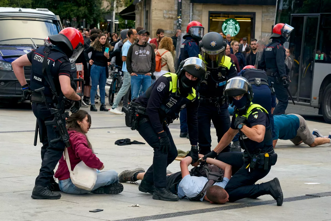 VITORIA, 23/07/2025.- Tres personas han sido detenidas durante los incidentes que se han registrado esta tarde al desalojar la Ertzaintza una acampada de protesta convocada por Gazte Koordinadora Sozialista (GKS) y el Sindicato de la Vivienda en la céntrica plaza de la Virgen Blanca de Vitoria. EFE / L. Rico
