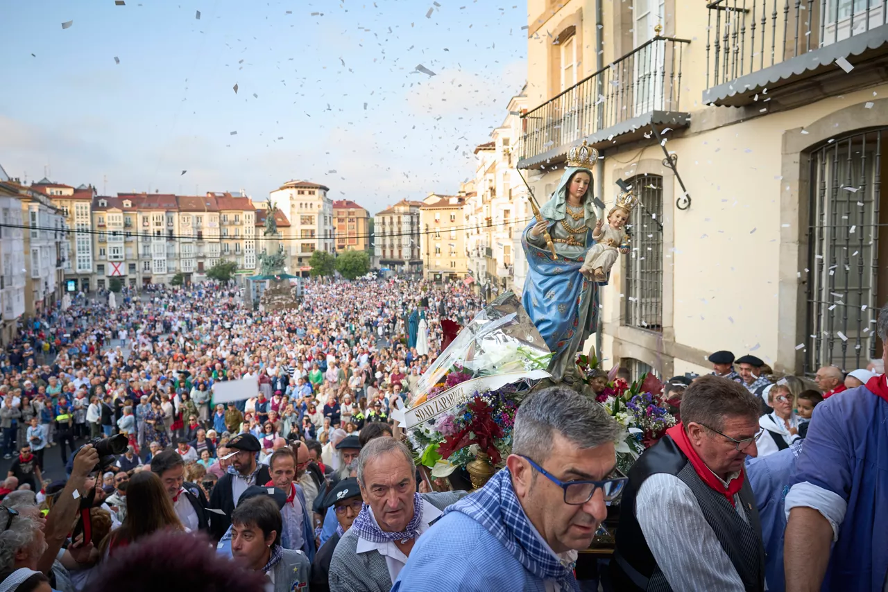 VITORIA, 05/08/2025.- El día grande las Fiestas de la Virgen Blanca de Vitoria ha comenzado este martes con el Rosario de la Aurora y misa en la Plaza de la Virgen Blanca, en la que miles de vitorianos rezan a la Virgen Blanca por las calles de la ciudad. EFE/Adrián Ruiz Hierro
