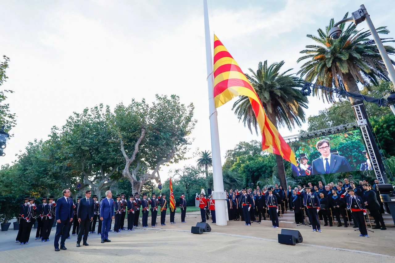 BARCELONA, 10/09/2025.- El Parlamento de Cataluña inaugura las celebraciones oficiales de la Diada con un acto solemne de izada de la 'senyera', encabezado por el presidente de la cámara catalana, Josep Rull (i), y el presidente de la Generalitat, Salvador Illa (c), que protagoniza el discurso institucional con motivo del 11 de septiembre. EFE/ Quique García
