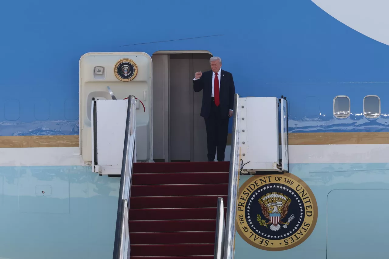 Tel Aviv (Israel), 13/10/2025.- US President Donald Trump arrives at Ben Gurion Airport in Tel Aviv, Israel, 13 October 2025. According to a parliament spokesperson for the Israeli Knesset, President Trump will deliver a speech at the Knesset on 13 October 2025 in light of a first phase ceasefire and hostages release deal between Israel and Hamas. US President Trump will then travel to Sharm el Sheikh, Egypt for a Peace Summit co-chaired with Egyptian President Abdel Fattah al Sisi and participation by around 20 world leaders with a goal to end the war in the Gaza Strip and enhance efforts to bring peace and stability to the Middle East. (Egipto) EFE/EPA/ABIR SULTAN

