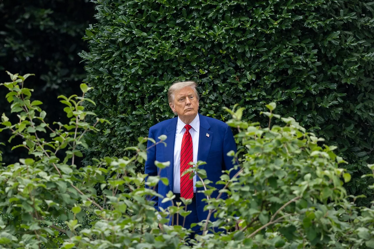 (Foto de ARCHIVO)

WASHINGTON, June 22, 2025  -- This file photo taken on June 20, 2025 shows U.S. President Donald Trump at the White House in Washington, D.C., the United States. Trump said Saturday that the United States has completed attacks on three nuclear sites in Iran, including "Fordow, Natanz and Esfahan."
"All planes are now outside of Iran airspace. A full payload of BOMBS was dropped on the primary site, Fordow," he said on the social platform Truth Social.



Europa Press/Contacto/Hu Yousong

21/6/2025