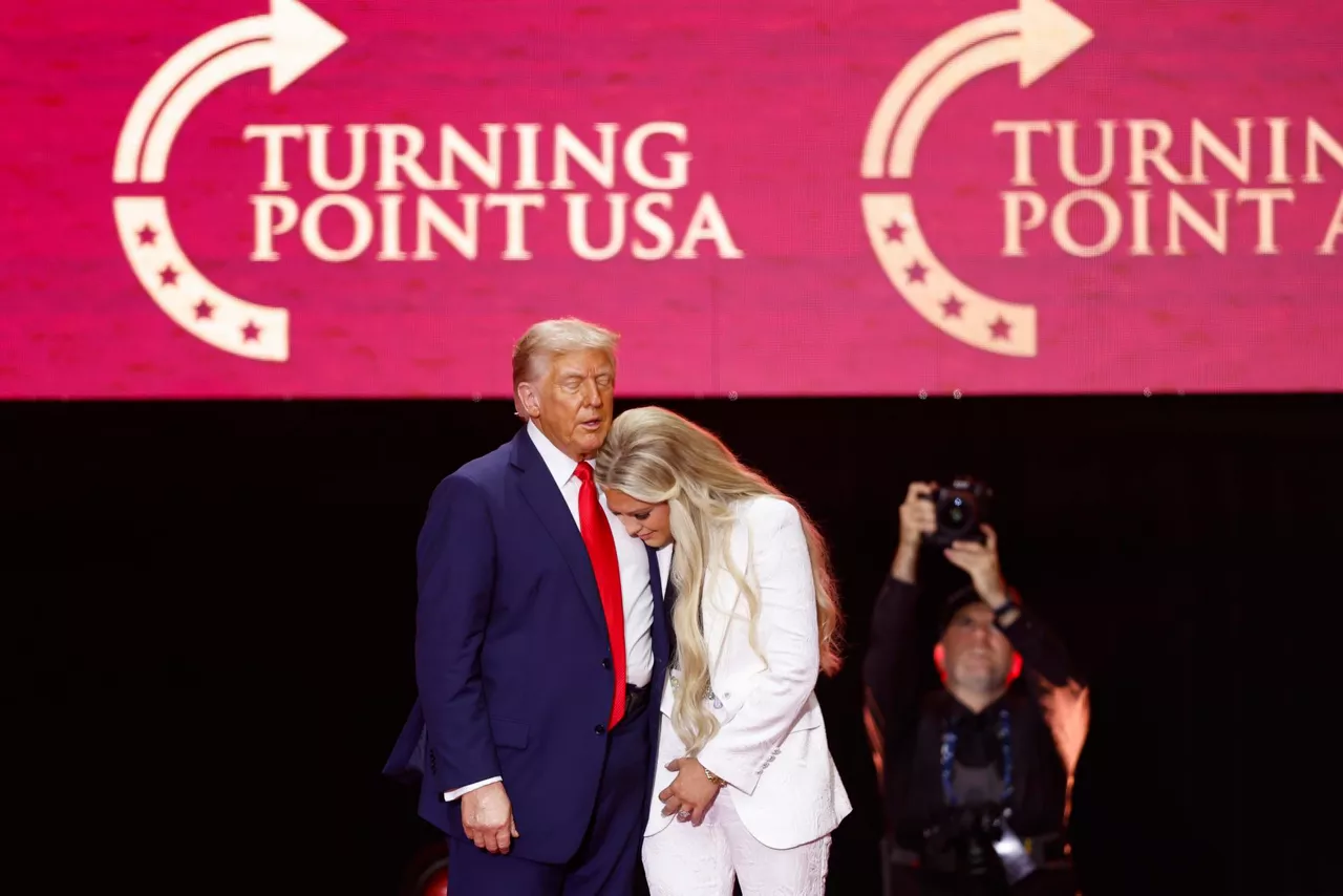 GLENDALE (United States), 22/09/2025.- US President Donald Trump (L) and Erika Kirk (R), wife of Charlie Kirk, embrace on stage during the public memorial service of political activist Charlie Kirk at State Farm Stadium in Glendale, Arizona, USA, 21 September 2025. Kirk was shot and killed on 10 September during a stop on his American Comeback Tour organized by Turning Point USA at Utah Valley University. EFE/EPA/CAROLINE BREHMAN
