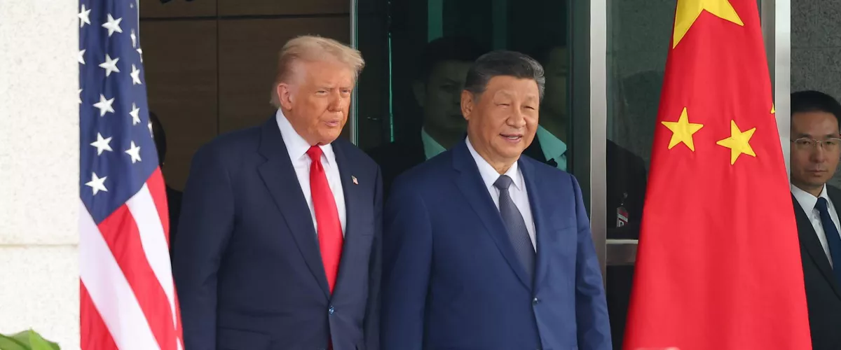 Busan (Korea, Republic Of), 30/10/2025.- US President Donald Trump (L) and Chinese President Xi Jinping (C) emerge from their talks at the Naraemaru reception hall inside an Air Force base in Busan, South Korea, 30 October 2025. (Corea del Sur) EFE/EPA/YONHAP SOUTH KOREA OUT

