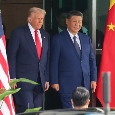 Busan (Korea, Republic Of), 30/10/2025.- US President Donald Trump (L) and Chinese President Xi Jinping (C) emerge from their talks at the Naraemaru reception hall inside an Air Force base in Busan, South Korea, 30 October 2025. (Corea del Sur) EFE/EPA/YONHAP SOUTH KOREA OUT
