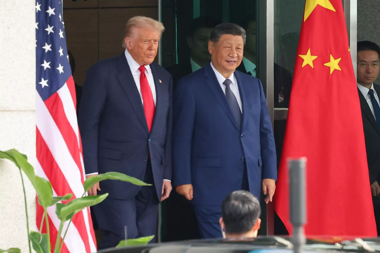 Busan (Korea, Republic Of), 30/10/2025.- US President Donald Trump (L) and Chinese President Xi Jinping (C) emerge from their talks at the Naraemaru reception hall inside an Air Force base in Busan, South Korea, 30 October 2025. (Corea del Sur) EFE/EPA/YONHAP SOUTH KOREA OUT
