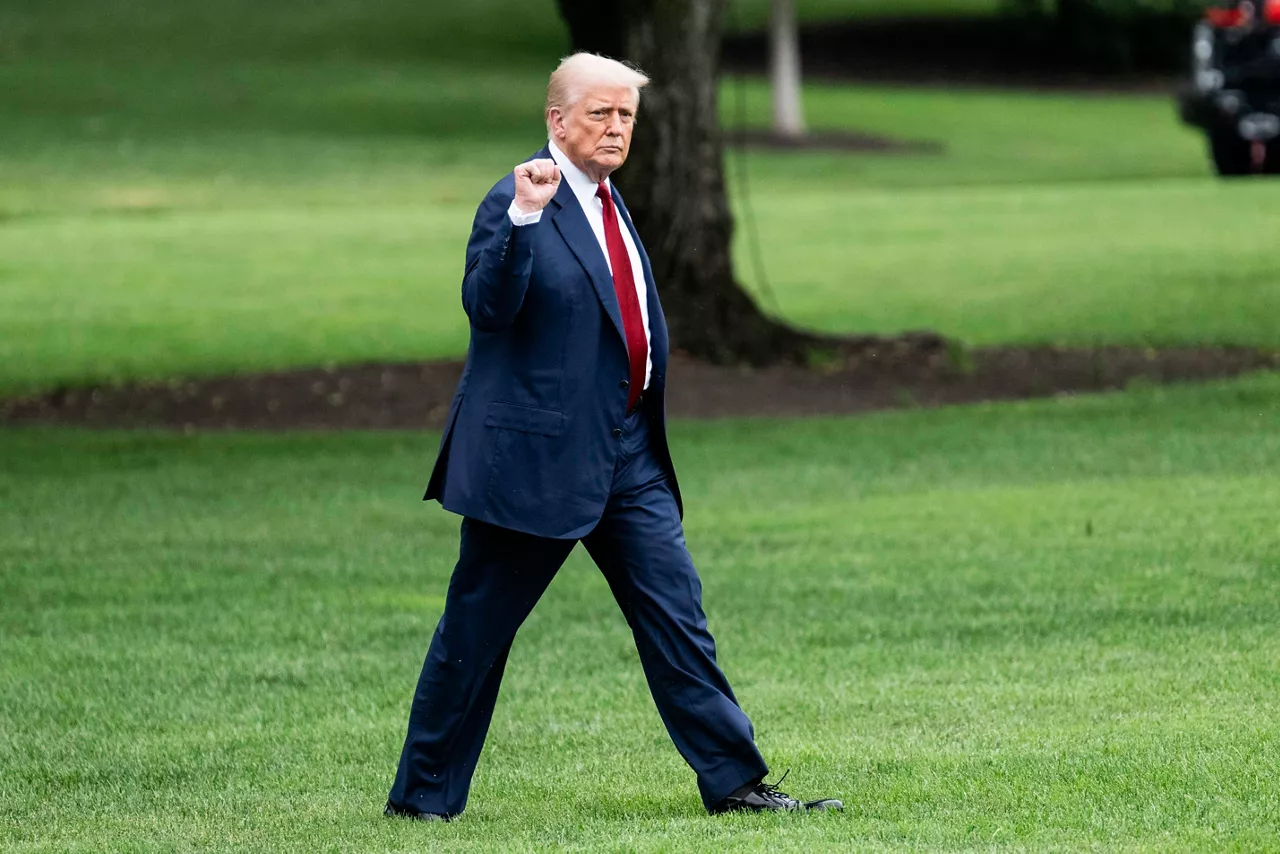 August 1, 2025, Washington, District Of Columbia, USA: President DONALD TRUMP holding up a fist while walking towards Marine One on the South Lawn as he leaves the White House in Washington, D.C.



Europa Press/Contacto/Michael Brochstein

01/8/2025