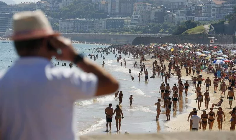 Un hombre habla por teléfono, en Donostia. El tradicional 943 podría quedar atrás. Foto: EFE.
