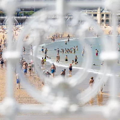 FOTODELDÍA SAN SEBASTIÁN, 17/06/2025.- Vista este martes de la playa de La Concha de San Sebastián. Los cielos en el País Vasco estarán hoy poco nubosos en el País Vasco, los vientos serán flojos y variables, aunque por la mañana se fijarán del norte, las temperaturas mínimas no variarán y las máximas experimentarán un ligero o moderado ascenso. EFE/Javier Etxezarreta

