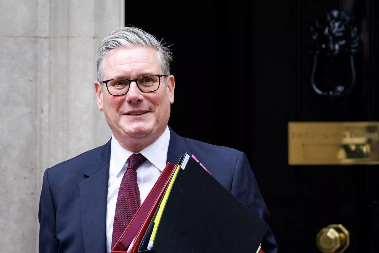 LONDON (United Kingdom), 03/09/2025.- British Prime Minister Keir Starmer departs his official residence at 10 Downing Street to appear at Prime Minister's Questions (PMQs) at Parliament in London, Britain, 03 September 2025. (Reino Unido, Londres) EFE/EPA/TOLGA AKMEN
