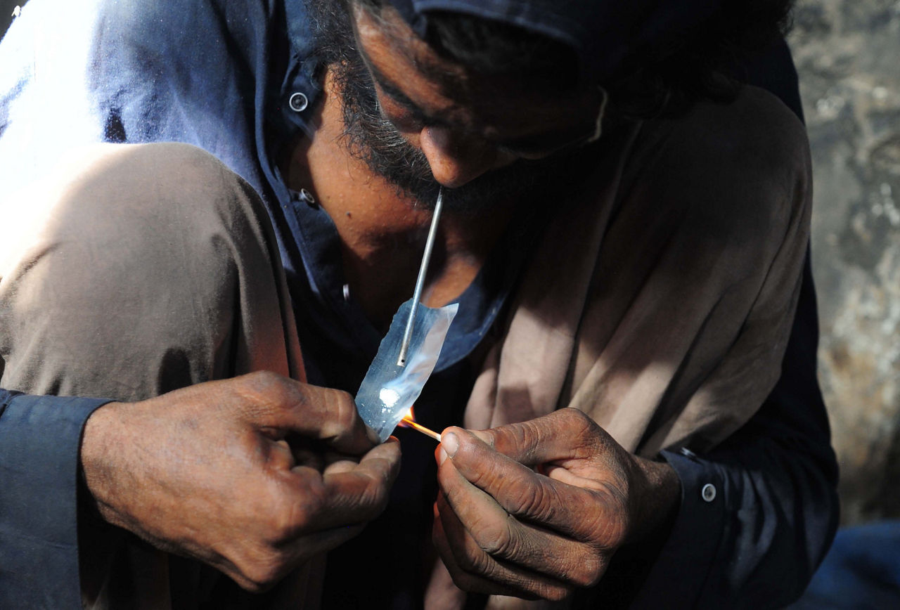 HYDERABAD (Pakistan), 25/06/2025.- Addicts consume drugs on a roadside on the eve of International Day against Drug Abuse and Illicit Trafficking in Hyderabad, Pakistan 25 June 2025. Pakistan is facing a growing drug addiction crisis among youth, with authorities reporting rising substance abuse in universities and colleges. The Anti-Narcotics Force has launched awareness campaigns nationwide, while lawmakers are calling for scientific data and stricter regulation, especially on vape sales. Efforts now include random testing, mental health support, and anti-drug education in schools. EFE/EPA/NADEEM KHAWER
