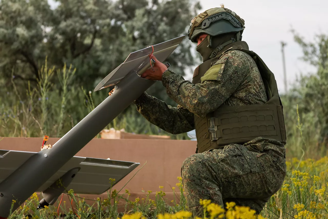(Foto de ARCHIVO)

RUSSIA, KHERSON REGION - JUNE 15, 2025: A Russian Army Group Dnepr drone unit serviceman undergoes training to practise operating Molniya-2 type combat drones



Europa Press/Contacto/Alexei Konovalov

15/6/2025
