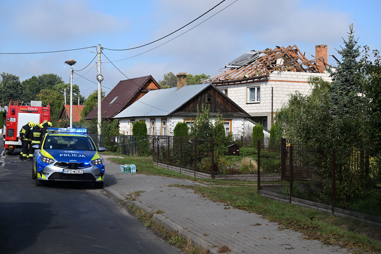 WYRYKI (Poland), 10/09/2025.- The roof of a residential building destroyed by a Russian drone in Wyryki, eastern Poland, 10 September 2025. Russian drones repeatedly violated Polish airspace overnight. (Polonia) EFE/EPA/WOJTEK JARGILO POLAND OUT
