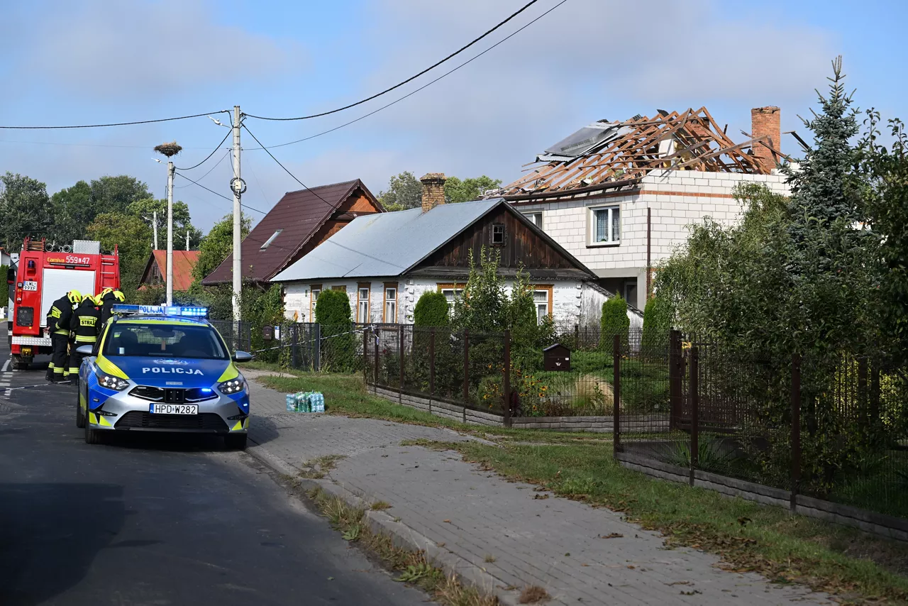 WYRYKI (Poland), 10/09/2025.- The roof of a residential building destroyed by a Russian drone in Wyryki, eastern Poland, 10 September 2025. Russian drones repeatedly violated Polish airspace overnight. (Polonia) EFE/EPA/WOJTEK JARGILO POLAND OUT
