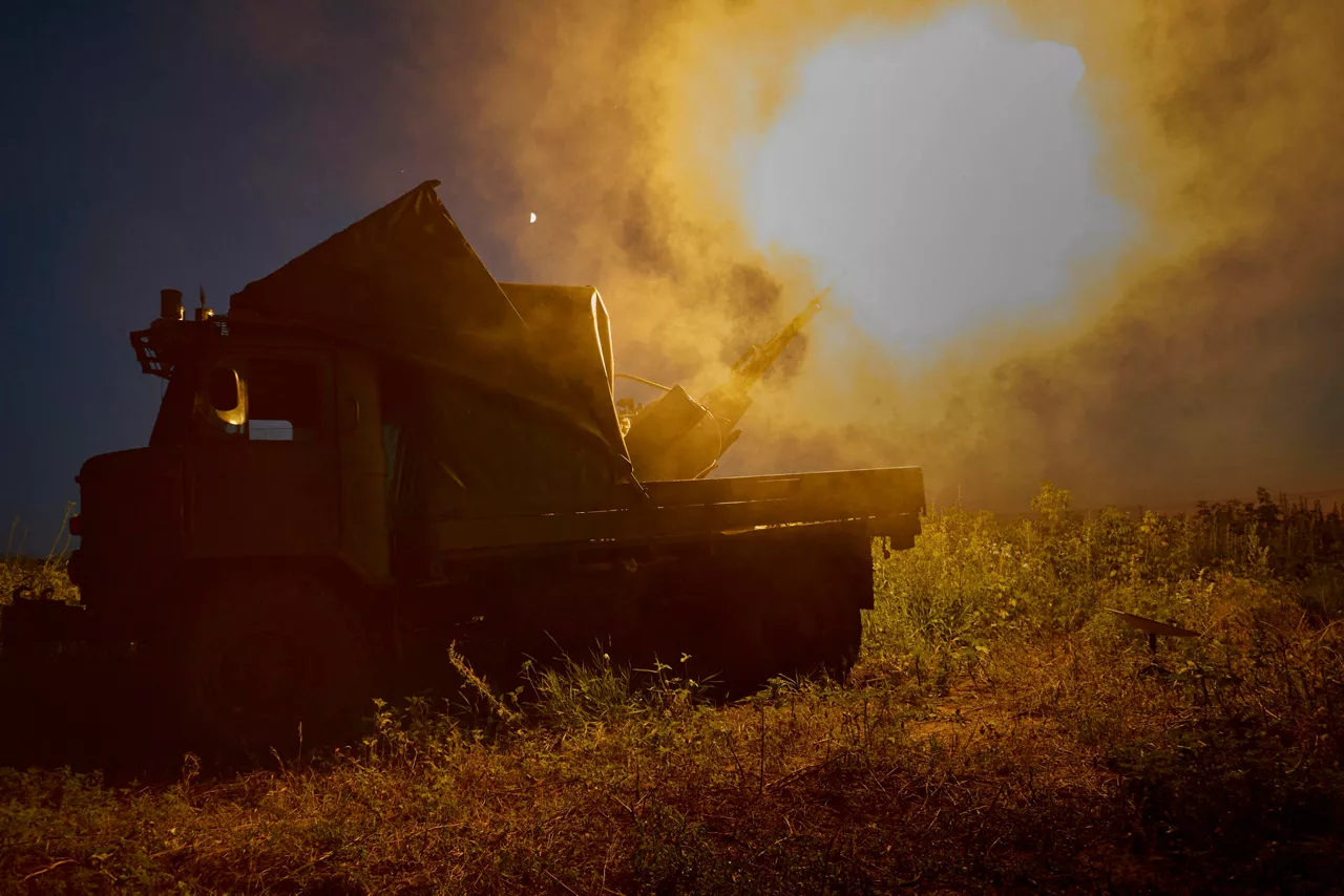 JÁRKOV, 01/08/2025.- Mientras los habitantes de la ciudad oriental de Járkov siguen con ansiedad los informes de drones rusos entrantes antes de acostarse, una unidad ucraniana de defensa aérea comienza su turno nocturno de vigilancia para cazarlos. En la imagen, el Zu-22-3, un cañón aéreo de la era soviética empleado para derribar drones kamikaze "Shahed" cerca de Járkov, en el este de Ucrania, para repeler los crecientes ataques de Rusia contra centros civiles densamente poblados, es en sí mismo un objetivo de las fuerzas rusas que buscan debilitar las defensas aéreas ucranianas. EFE/ Sergey Kozlov
