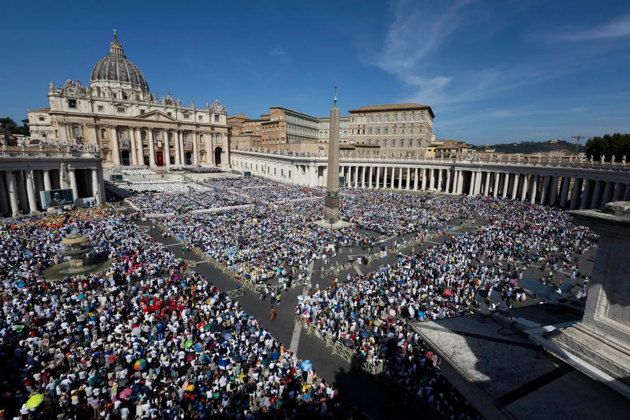 VATICAN (Vatican City State (Holy See)), 07/09/2025.- Faithful attend the canonization ceremony of Carlo Acutis and Piergiorgio Frassati, at the Vatican, 07 September 2025. Carlo Acutis, an Italian teenager who died in 2006, will be canonized by Pope Leo XIV in a ceremony at the Vatican, becoming the first millennial saint. (Papa) EFE/EPA/MASSIMO PERCOSSI
