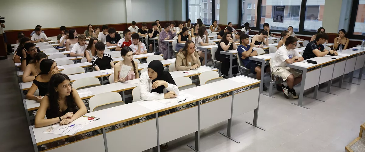 BILBAO, 01/07/2025.- Cientos de jóvenes han acudido este martes en la Escuela de Ingenieros de la UPV/EHU en Bilbao a la convocatoria extraordinaria de la prueba de acceso a la universidad. EFE/ Miguel Toña
