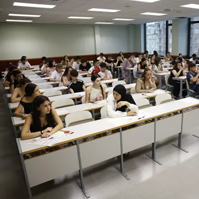 BILBAO, 01/07/2025.- Cientos de jóvenes han acudido este martes en la Escuela de Ingenieros de la UPV/EHU en Bilbao a la convocatoria extraordinaria de la prueba de acceso a la universidad. EFE/ Miguel Toña
