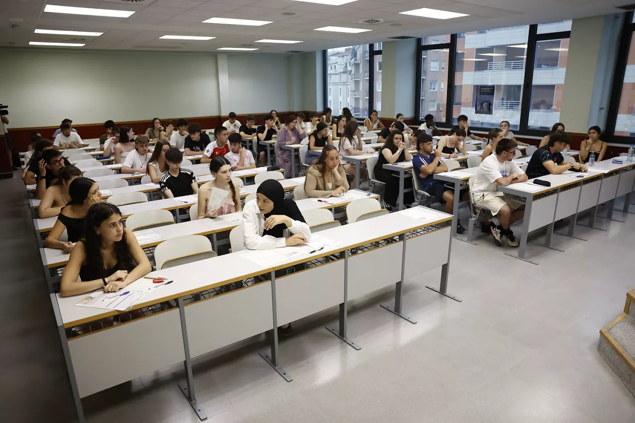 BILBAO, 01/07/2025.- Cientos de jóvenes han acudido este martes en la Escuela de Ingenieros de la UPV/EHU en Bilbao a la convocatoria extraordinaria de la prueba de acceso a la universidad. EFE/ Miguel Toña

