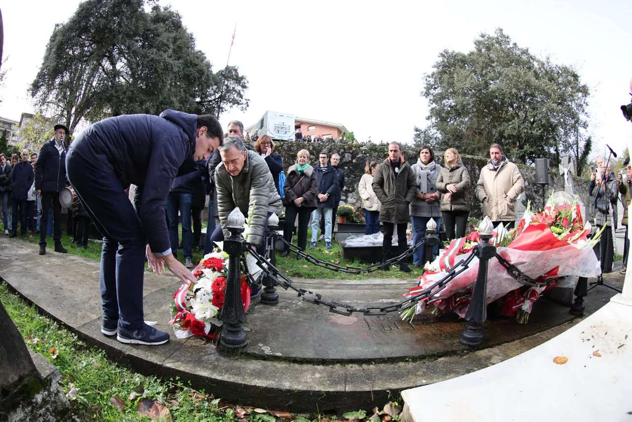 SUKARRIETA (BIZKAIA) 23/11/2025.- El presidente del PNV, Aitor Esteban (c-d) y lehendakari, Imanol Pradales (c-i) participan en una ofrenda floral con motivo del 122 aniversario de la muerte del fundador del PNV, Sabino Arana, este sábado en Sukarrieta, Bizkaia, . EFE/ Luis Tejido
