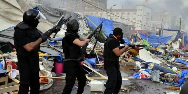 Istilu larriak Kairon (Egipto) Mursiren jarraitzaileen kanpamentuetako bat desegiterako orduan. Argazkia: EFE