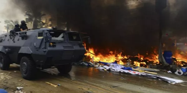 Istilu larriak Kairon (Egipto) Mursiren jarraitzaileen kanpamentuetako bat desegiterako orduan. Argazkia: EFE