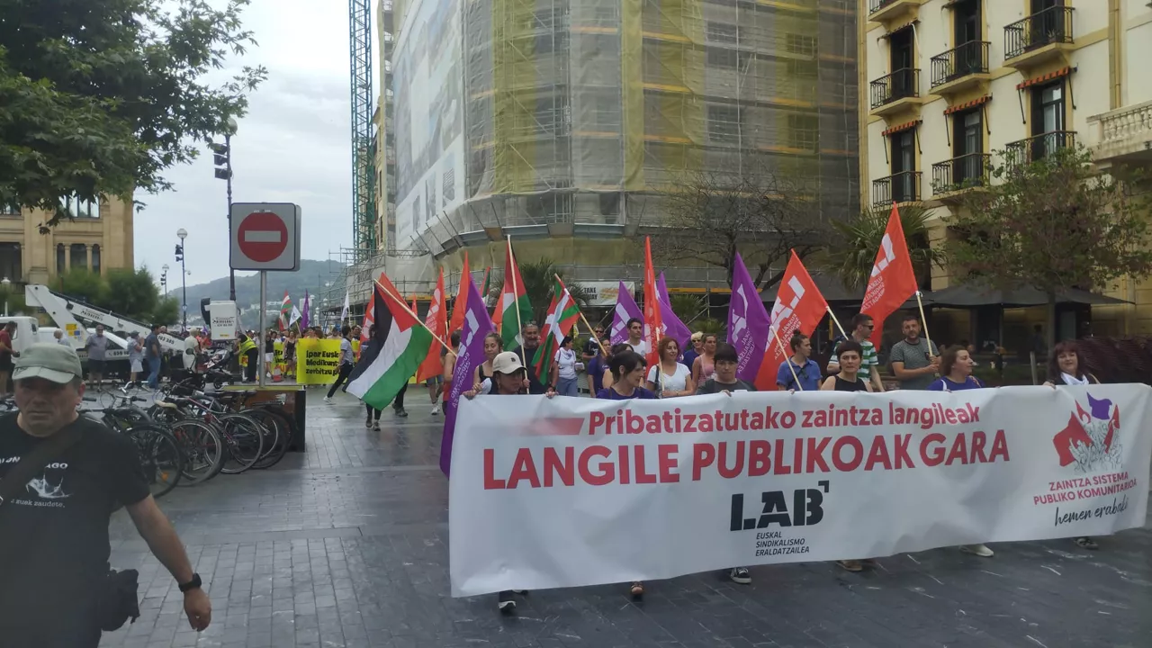 residencias adinekoen egoitzak Gipuzkoa manifestazioa Donostia 