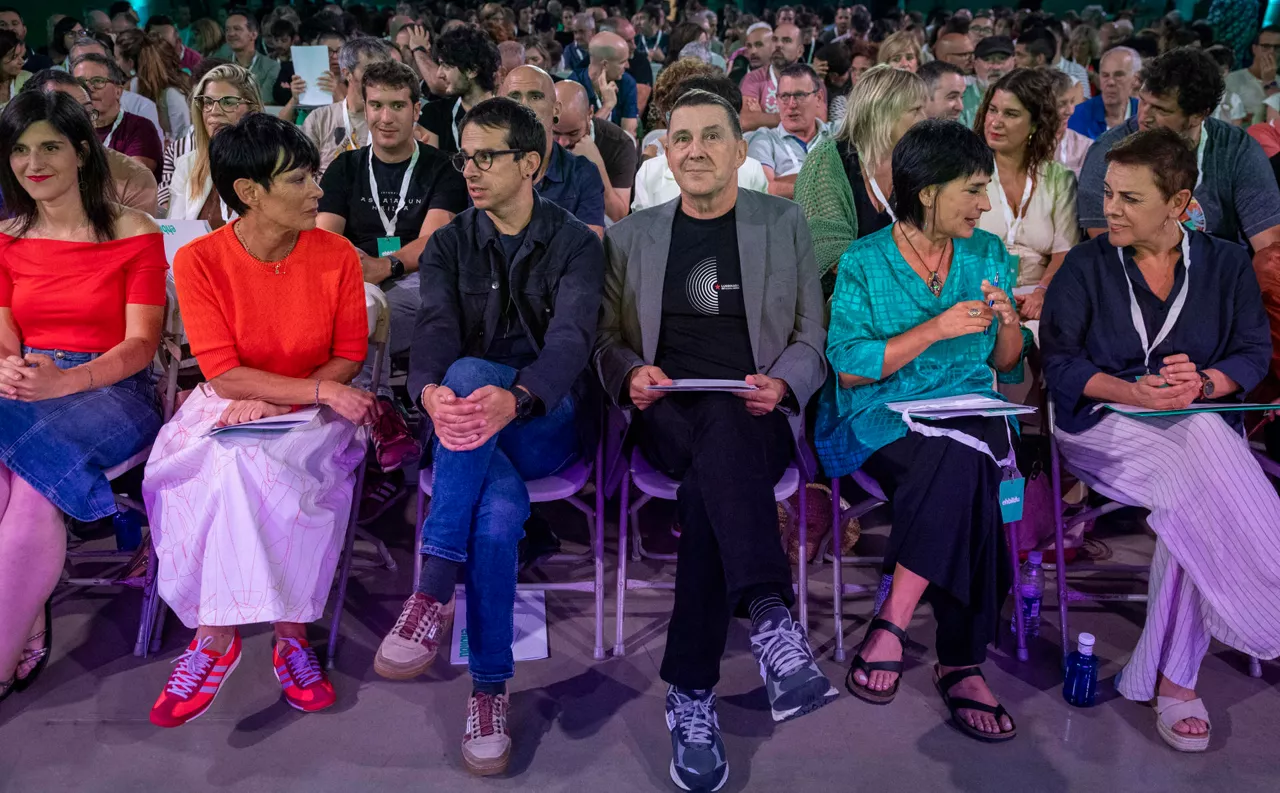 SAN SEBASTIÁN, 20/09/2025.- El coordinador general de EH Bildu, Arnaldo Otegi (c), participa en una reunión de la Conferencia Política de su partido este sábado en San Sebastián. Otegi ha fijado las líneas estratégicas a seguir por su formación en el nuevo curso. EFE/Javier Etxezarreta
