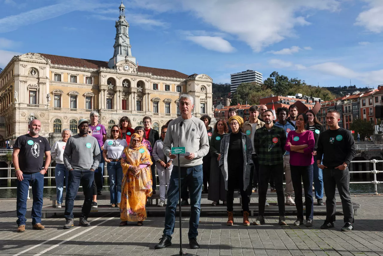 GRAFCAV6526. BILBAO, 16/11/2025.-El diputado en el congreso por EhBildu, Oscar Matute (c) junto agentes sociales durante su intervención este domingo en Bilbao donde ha hecho un llamamiento para la manifestación convocada por esta formación para el 22 de noviembre. EFE/Luis Tejido
