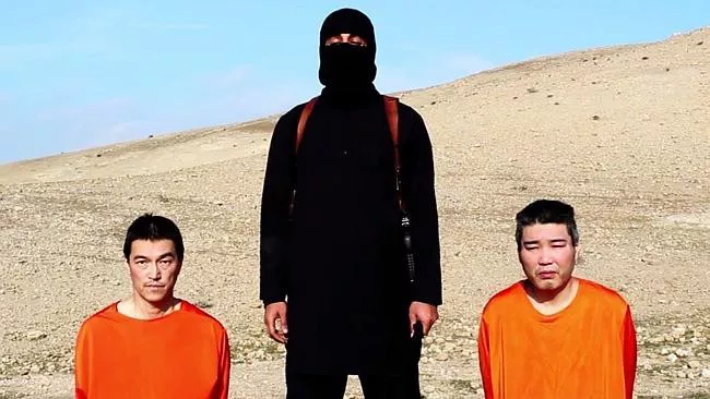 Estatu Islamikoak atxilotutako bi gatibu japoniarrak. Argazkia: Youtube