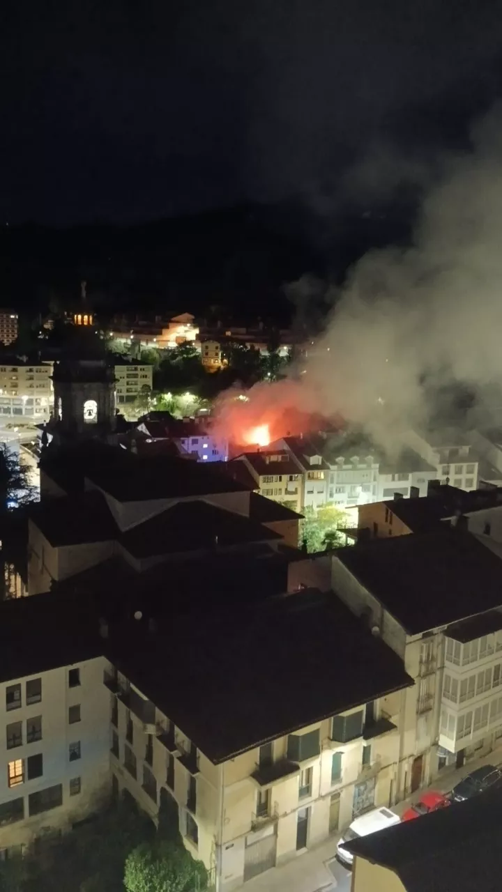 Un incendio originado este sábado en un edificio de Elgoibar (Gipuzkoa) ha obligado a desalojar a una treintena de vecinos que residían en portales colindantes, algunos de las cuales han tenido que ser realojados por precaución, han informado los bomberos y el Departamento vasco de Seguridad.