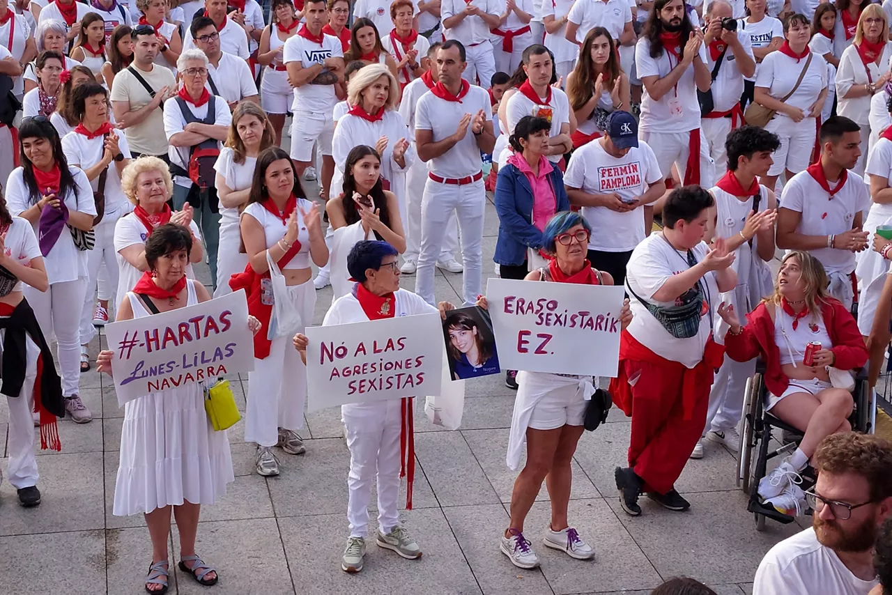 PAMPLONA, 13/07/2025.- Cientos de personas han detenido este domingo durante unos minutos la celebración de los Sanfermines para denunciar las agresiones sexistas registradas durante estos días, una de ellas "de alta intensidad", y para reclamar unas fiestas "libres de agresiones machistas". EFE/ Villar López
