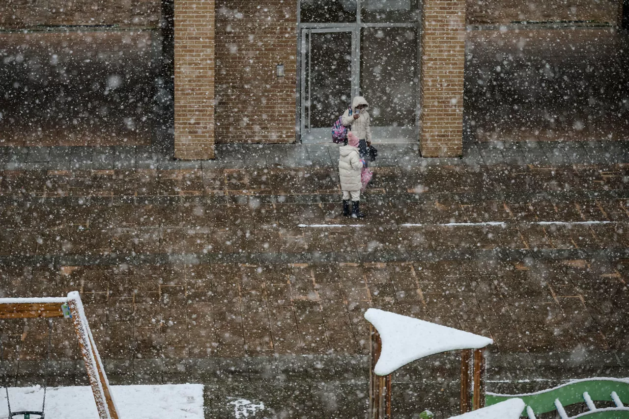 ZIZUR MAYOR (NAVARRA), 21/11/2025.- Nevada en Zizu Mayor, Navarra, este viernes. Las nevadas que en las últimas horas están cayendo sobre la Comunidad Foral de Navarra, y que han llegado a cuajar en ciudades como Pamplona, están ocasionando afecciones al tráfico, especialmente en la A-15, dentro de la red principal, y en varias vías secundarias, sin que por el momento se tenga constancia de incidencias reseñables. La A-15 se encuentra cortada desde Irurtzun y el tráfico se está desviando por la A-10, informa la Policía Foral que comunica que la autovía está cortada también desde Gipuzkoa en sentido Navarra. EFE/ Iñaki Porto
