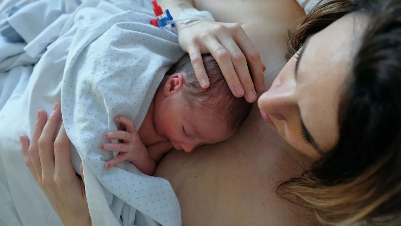 Las mujeres embarazadas que den a luz en el Hospital de Cruces podrán donar una muestra de sangre y un pequeño fragmento de su placenta que se almacenarán en el Biobanco Vasco. Las muestras se destinarán a la investigación de biomarcadores que ayuden al diagnóstico precoz y un mejor tratamiento de enfermedades como la diabetes, hipertensión o trastornos del neurodesarrollo.