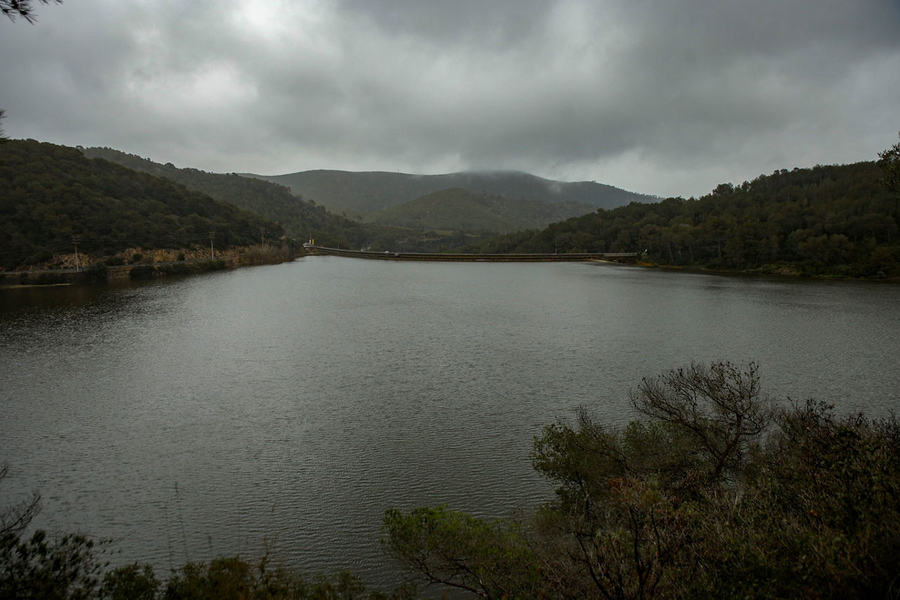 (Foto de ARCHIVO)

Vista del embalse de Foix al 100% de su capacidad, a 19 de marzo de 2025, en Castellet y Gornal, Barcelona, Catalunya (España). El embalse de Foix, en el límite con el Baix Penedès, ha comenzado a sobrepasar su capacidad debido a las intensas lluvias en las cabeceras del río. El pasado viernes 14 de marzo, el embalse liberaba caudal por un aliviadero que permite evacuar agua cuando la crecida llega al nivel del pantano.



Kike Rincón / Europa Press

19 MARZO 2025;EMBALSE;CRECIDA;AGUA;LLUVIA;TEMPORAL

19/3/2025