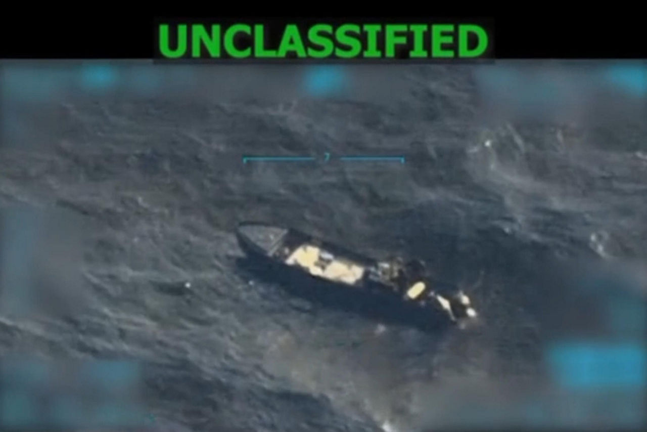 AME9959. WASHINGTON (ESTADOS UNIDOS), 15/09/2025.- Captura de video tomado de la red social Truth Social de la cuenta @realDonaldTrump del presidente de Estados Unidos, Donald Trump, donde se ve una embarcación en el mar Caribe. Estados Unidos atacó este lunes una segunda lancha en el mar Caribe que transportaba presuntamente a tres narcotraficantes venezolanos, anunció Trump. EFE/ @realdonaldtrump /SOLO USO EDITORIAL/NO VENTAS/SOLO DISPONIBLE PARA ILUSTRAR LA NOTICIA QUE ACOMPAÑA (CRÉDITO OBLIGATORIO)
