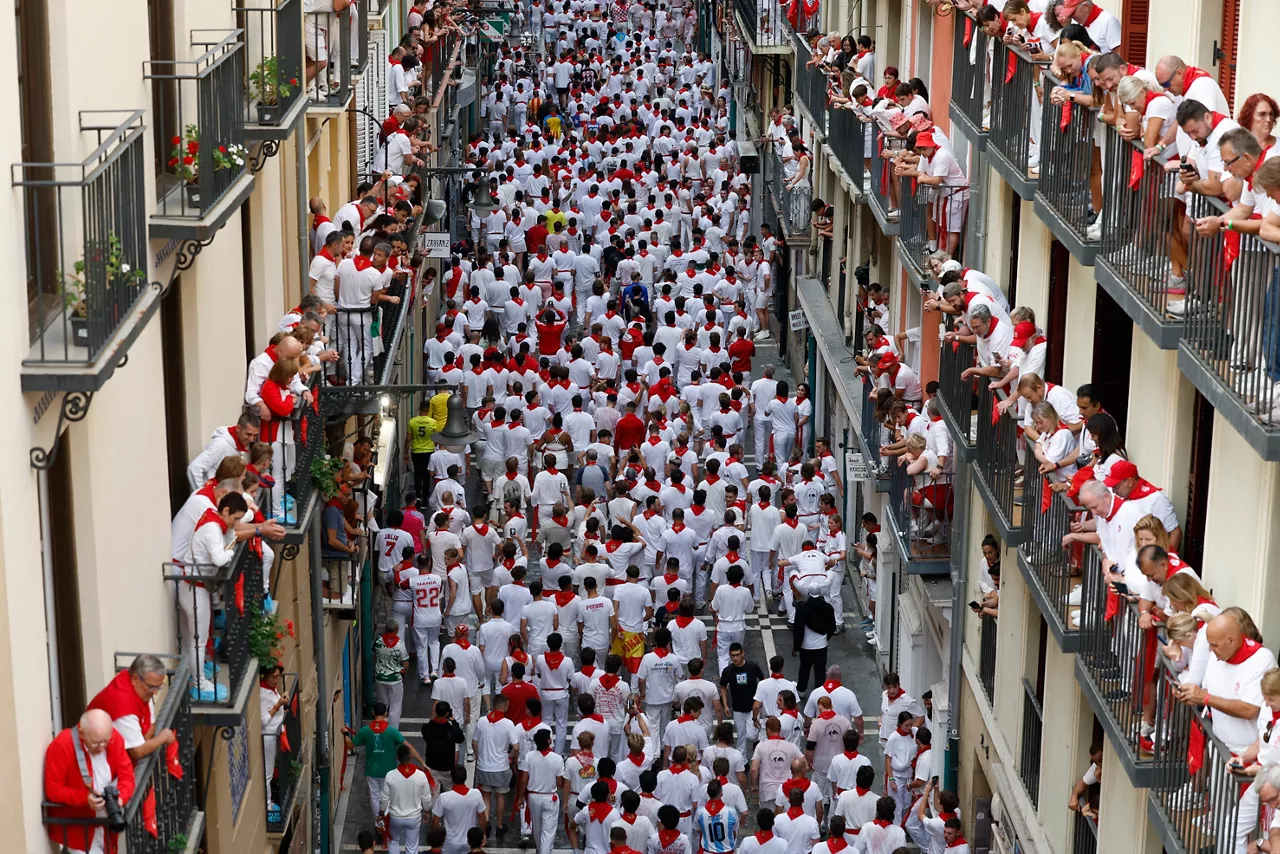 Mozos or runners prepared for the first running of the bulls of Sanfermines 2025 in Estafeta street during Sanfermines festival, in Pamplona, northern Spain, 07 July 2025. Sanfermines runs until 14 July. EFE/ Jesus Diges
