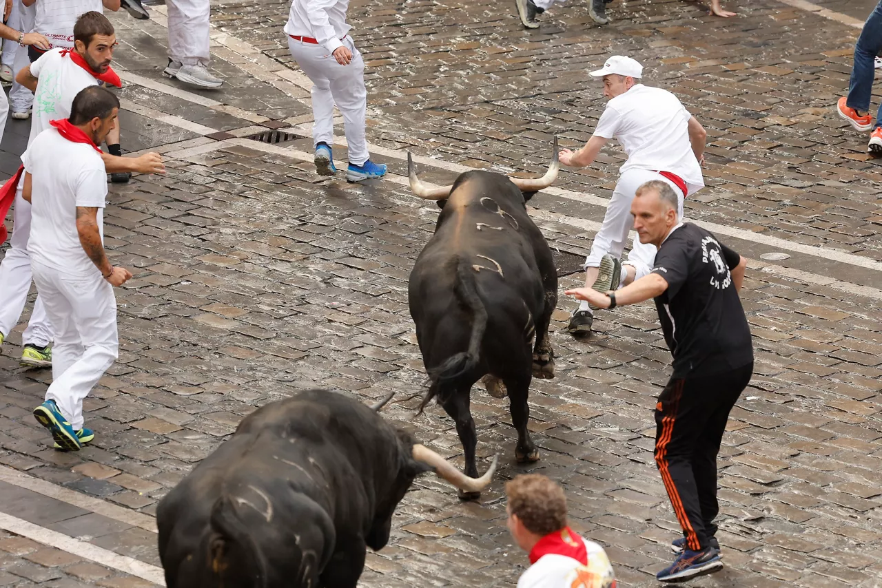 Los mozos son perseguidos por toros de la ganadería gaditana de Fuente Ymbro durante el primer encierro de los Sanfermines 2025, este lunes en Pamplona. EFE/ Villar Lopez